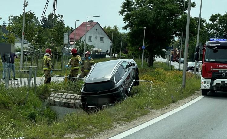 Wrocław: Jak on to zrobił? Peugeot wypadł z drogi i zawisł na barierkach