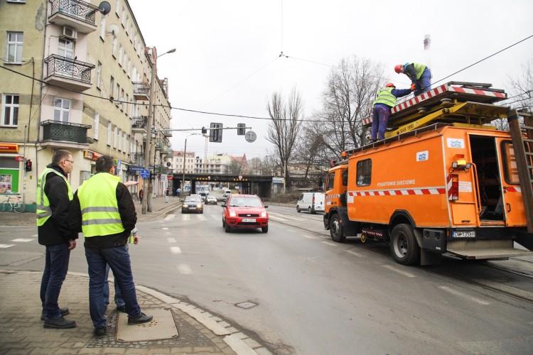 Zerwana trakcja na Kleczkowie. Objazdy dla tramwajów [ZDJĘCIA]