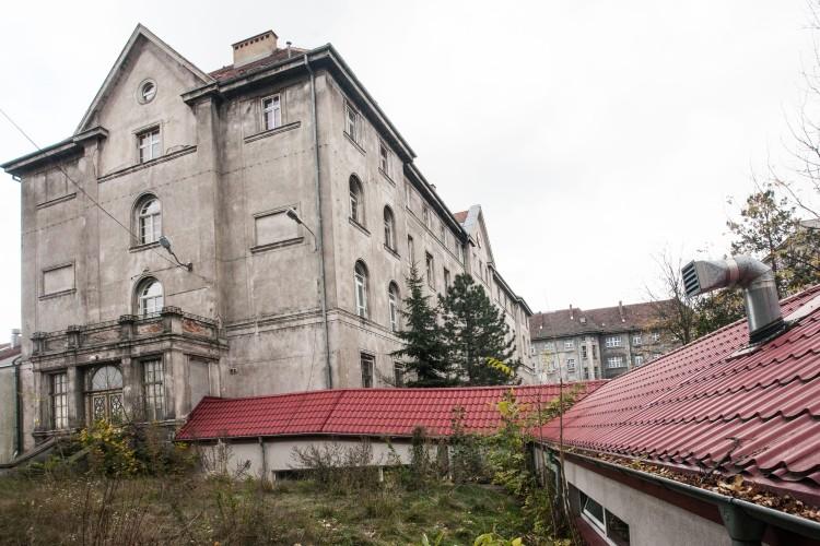 Dawny szpital przy Traugutta sprzedany operatorowi KFC, Pizza Hut i Burger Kinga [ZDJĘCIA]