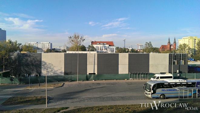 Nowy market tuż przy Aquaparku już otwarty. Są tu też punkty handlowo-usługowe