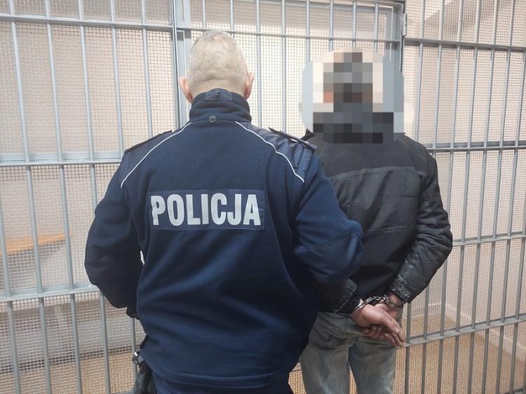Agresywny wnuczek bił i okradał babcię. 31-latek usłyszał zarzuty