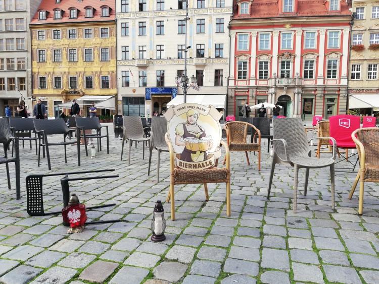 Puste krzesła i znicze na Rynku. Upadający restauratorzy: 