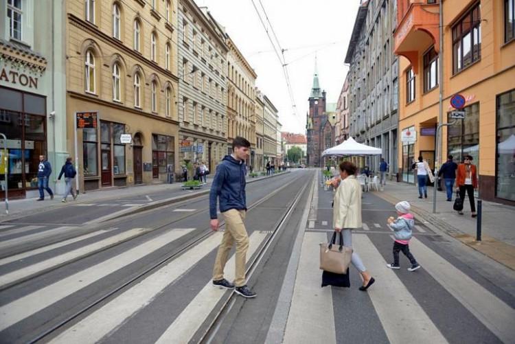Potrącenie pieszego przy Narodowym Forum Muzyki. Tramwaje skierowano objazdami