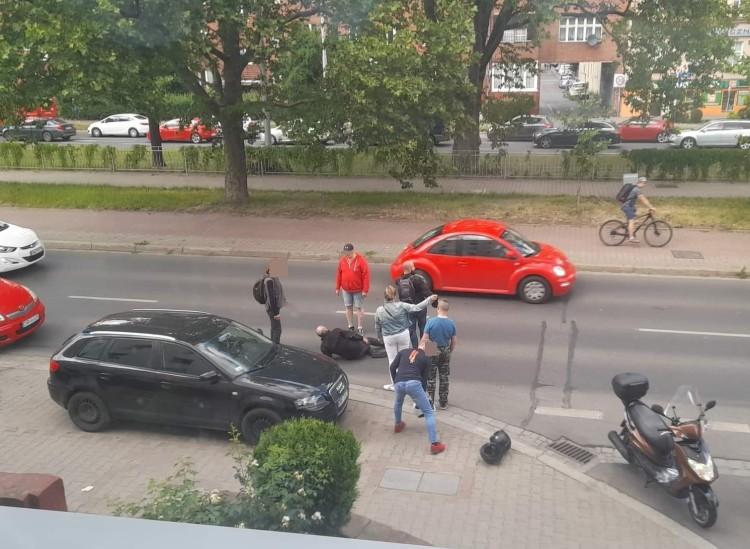 Wypadek na al. Hallera. Ranny kierowca skutera