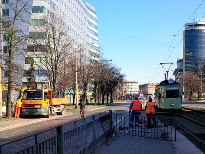 Poszerzają przystanek na ul. Powstańców Śląskich. Wkrótce przystaną tam dwa tramwaje