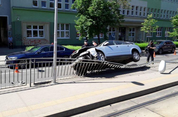 Kierowca audi wjechał w przystanek [ZDJĘCIA]