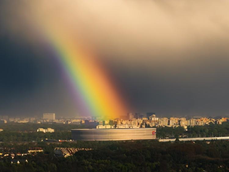 Tęcza nad stadionem i Ostrów Tumski we mgle. Zobacz Wrocław z drona