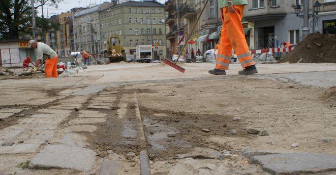 Kostka zamiast torowiska na pl. Bema