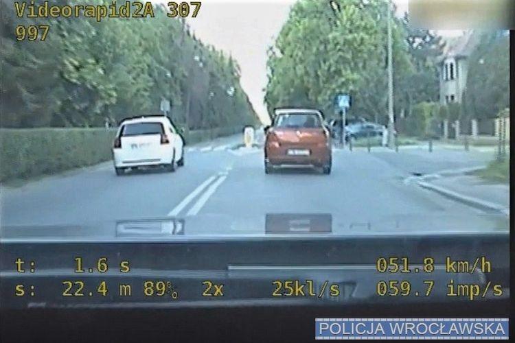 Tak spieszył się do dziewczyny, że aż tracił prawo jazdy [WIDEO]
