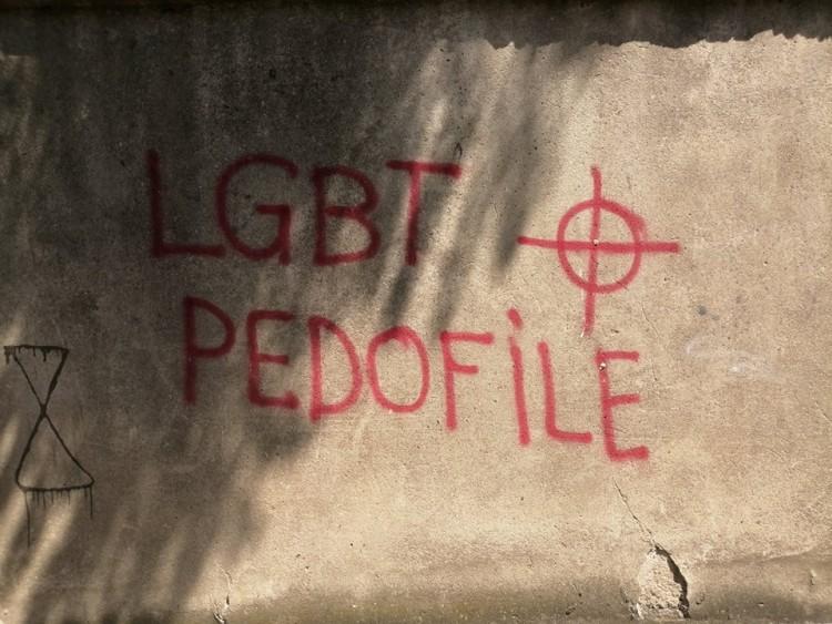 Miasto usunęło homofobiczny napis z muru szkoły [ZDJĘCIA]