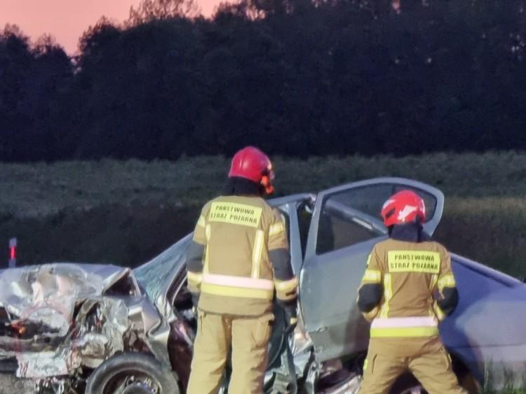 Tragedia na drodze. W czołowym zderzeniu zginęły dwie osoby, trzy są w szpitalu [ZDJĘCIA]