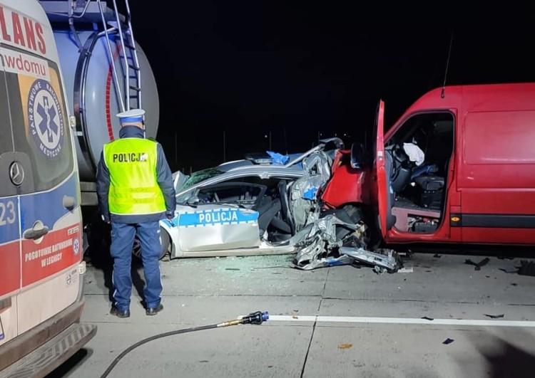 Tragedia na A4 na Dolnym Śląsku. Radiowóz zmiażdżony przez busa