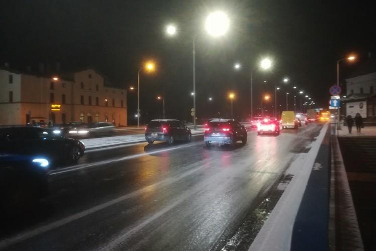 Zima znów zaskoczyła drogowców. Ulice oblodzone, tworzą się ogromne korki
