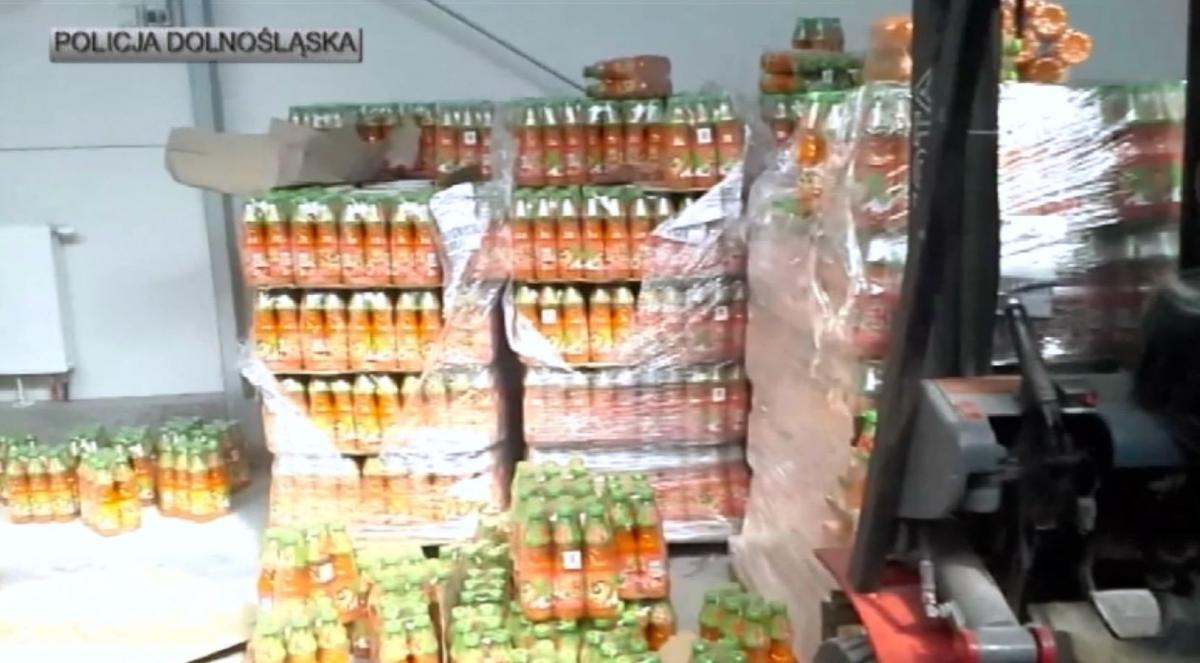 Nalot CBŚ na magazyn papierosów. Nielegalne „fajki” ukryto między napojami dla dzieci