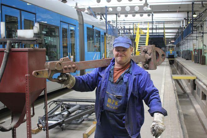Mechanik z wrocławskiej zajezdni tramwajowej po pracy podnosi z sukcesami ciężary