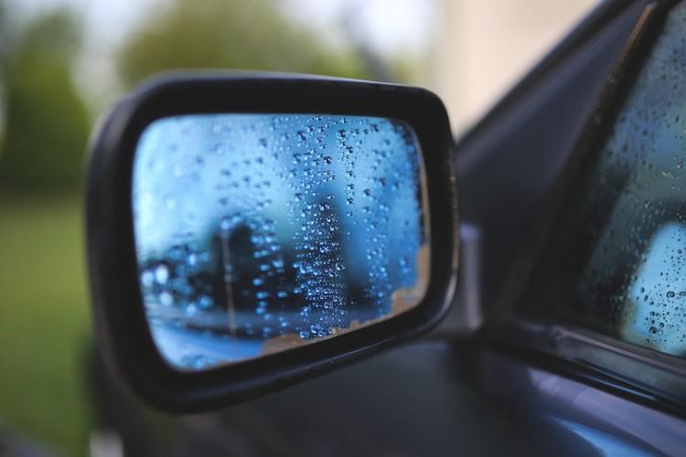 Wandal na Nadodrzu. Urywał lusterka, rysował karoserię i wybił szybę