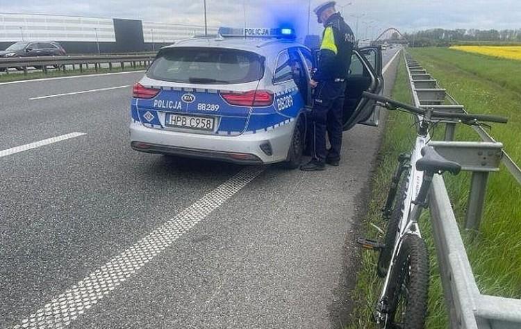 Co za głupota! Pijany w sztok jechał rowerem autostradą A4. To miał być prezent na komunię!