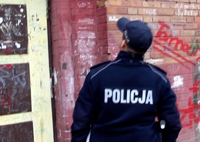 Pijany awanturnik zdewastował klatkę schodową na Ołbinie