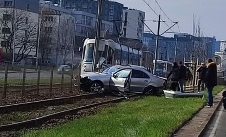 Wypadek na Legnickiej. Samochód wpadł na torowisko