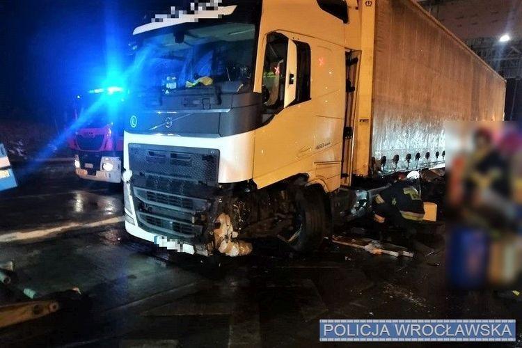 Pijany kierowca tira uszkodził punkt poboru opłat na A4 [ZDJĘCIA]