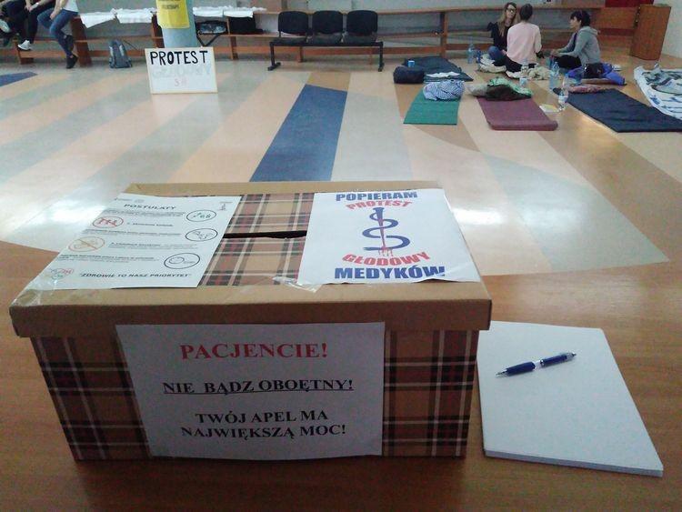 Lekarze rezydenci rozpoczęli strajk głodowy we Wrocławiu [ZDJĘCIA]