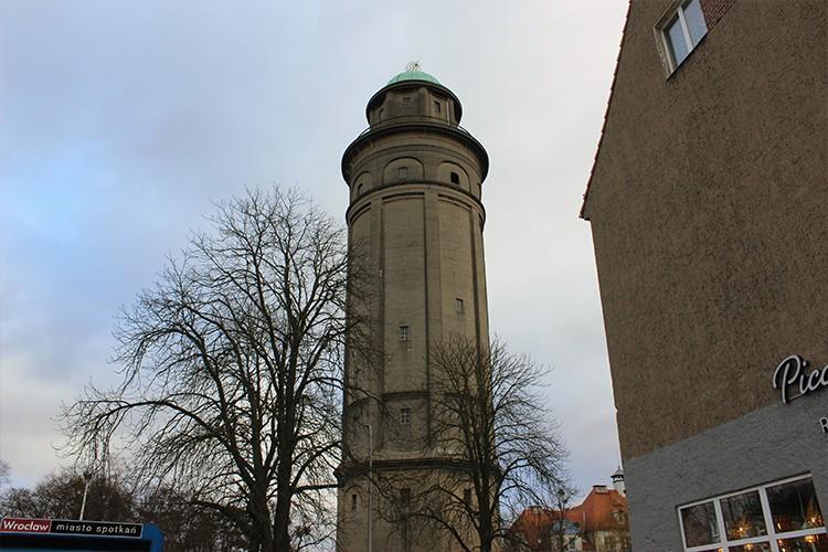 Wrocław: wieża ciśnień do remontu i na sprzedaż. Będzie miała windę! [WIZUALIZACJE]