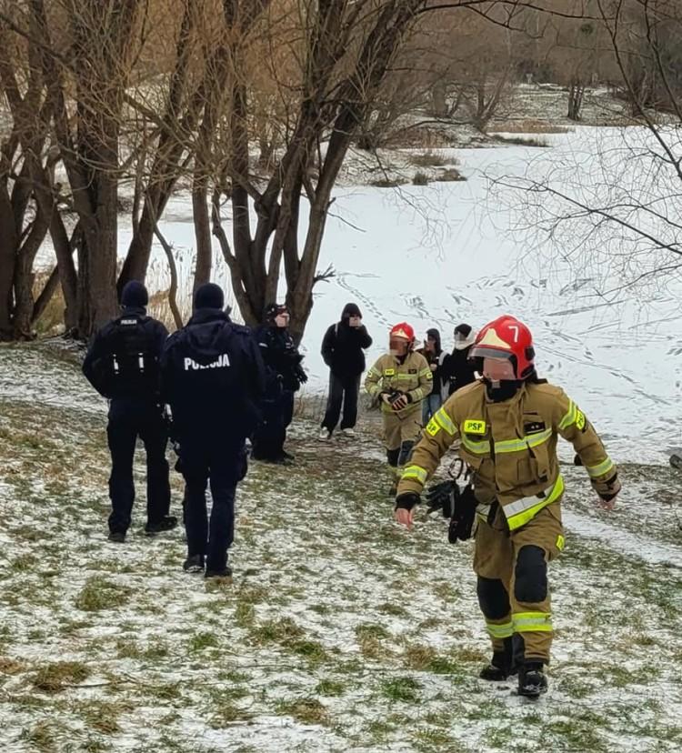 Wrocław: Dzieci świętowały początek ferii na cienkim lodzie. Policja przyjechała w porę