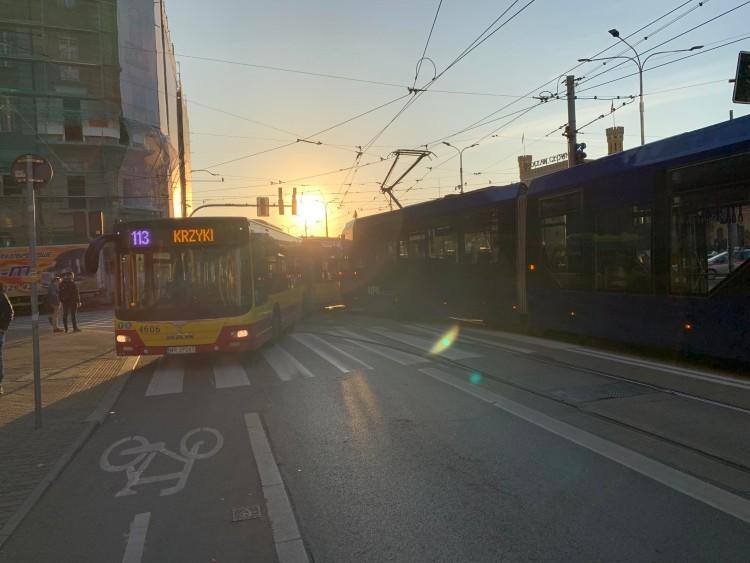 Wrocław: Tramwaj zderzył się z autobusem przy Dworcu Głównym