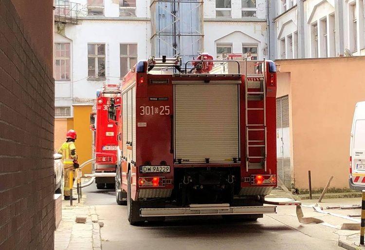 Pożar drukarni w centrum. Interweniowało osiem zastępów straży [ZDJĘCIA]