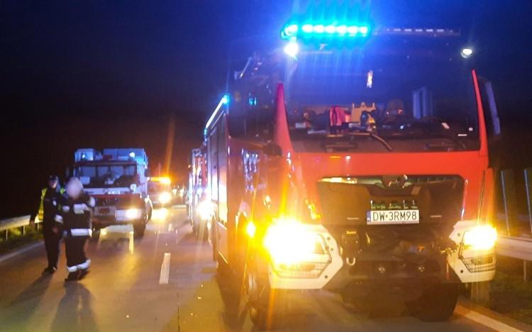 Tragiczny wypadek na A4. Bus wbił się w tira. Jedna osoba nie żyje