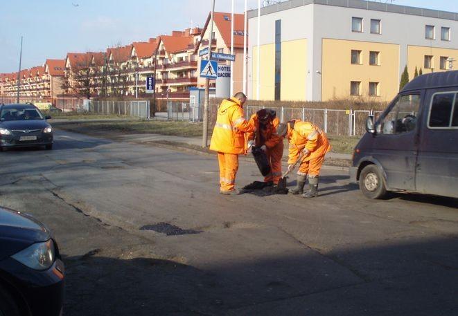 Wrocław: Utrudnienia dla kierowców. ZDiUM łata drogi [LISTA ULIC]