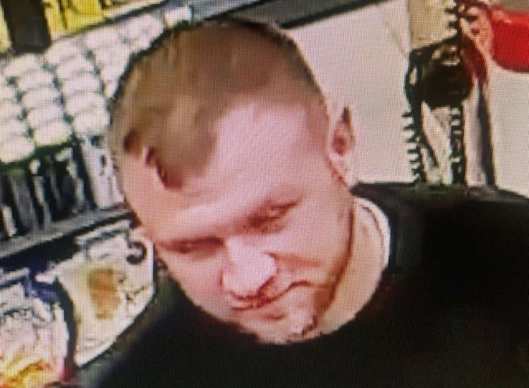 Policja szuka tego mężczyzny. Może mieć związek z kradzieżą auta