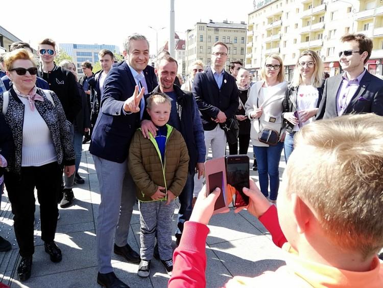 Biedroń na spacerze po Wrocławiu. „PiS niszczy, to co my budowaliśmy w samorządzie” [ZDJĘCIA]