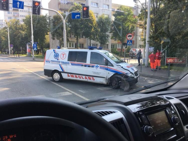Korki na Grabiszyńskiej. Rozbita karetka blokowała przejazd [ZDJĘCIA]