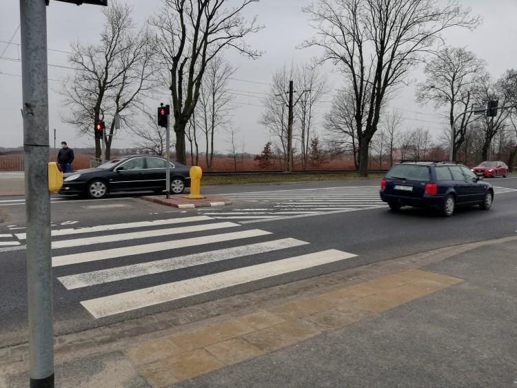 Przejście dla pieszych tylko dla wytrwałych. Auta jadą, a tramwaje uciekają [ZDJĘCIA]