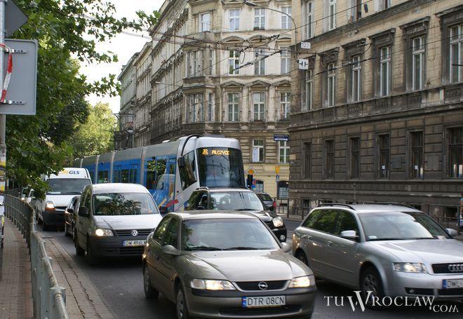 Korek Plus zwalczony do połowy: Podwale ma pas tylko dla autobusów i tramwajów