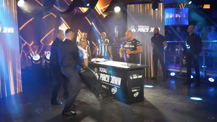 Tragiczny finał gali bicia się po twarzy. Zawodnik w ciężkim stanie w szpitalu [WIDEO]