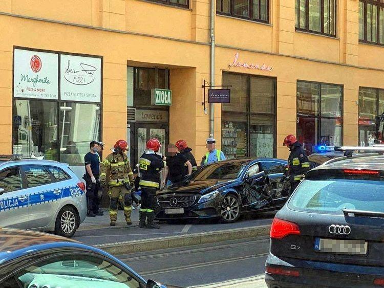 Samochód zderzył się z tramwajem. Jedna osoba ranna [ZDJĘCIA]
