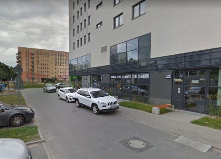 Wrocław: Naga, młoda kobieta znaleziona przed blokiem przy Legnickiej. Zmarła w szpitalu