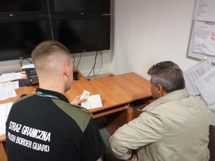 Wrocław: Hindus od 3 lat przebywał w Polsce nielegalnie. Sam zgłosił się do strażników