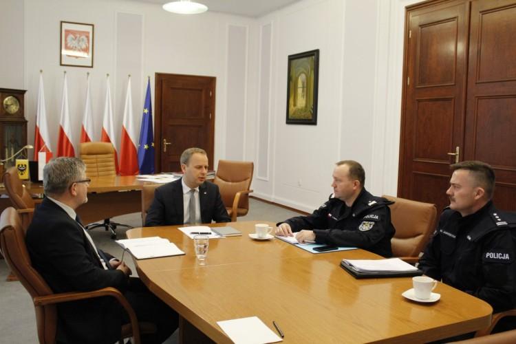 Wrocławscy komendanci policji zapewniają, że stan bezpieczeństwa w regionie nie uległ pogorszeniu