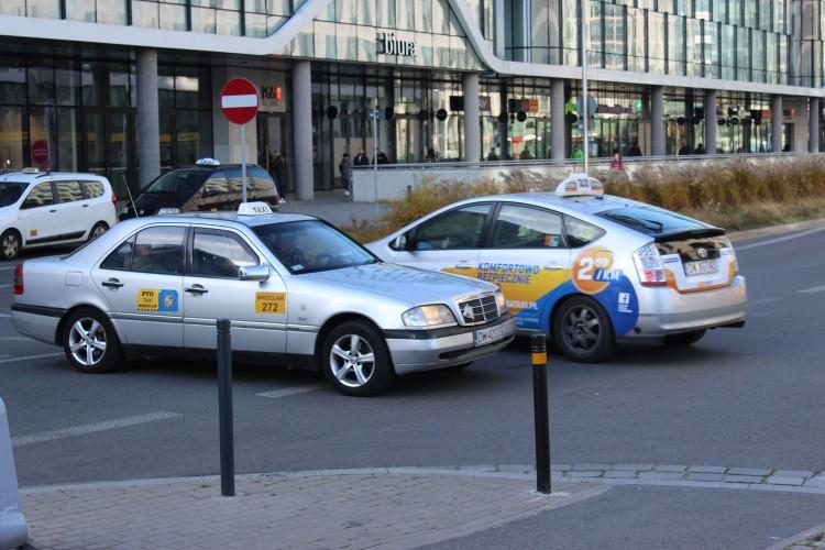 Wrocław: od lutego droższe taksówki. O podwyżce zdecydowała rada miejska [CENNIK]