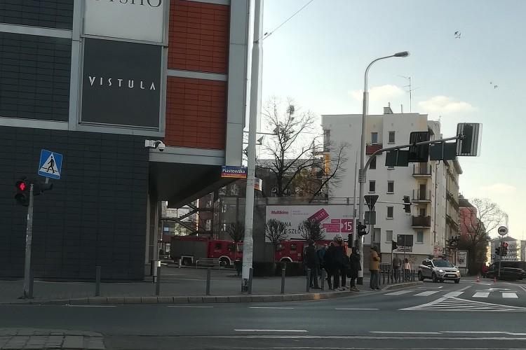 Pożar samochodu i ewakuacja w Pasażu Grunwaldzkim