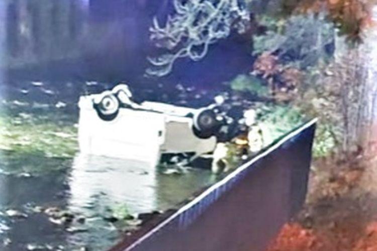 Dolny Śląsk: Dachowanie busa w rzece. Kierowca był pijany