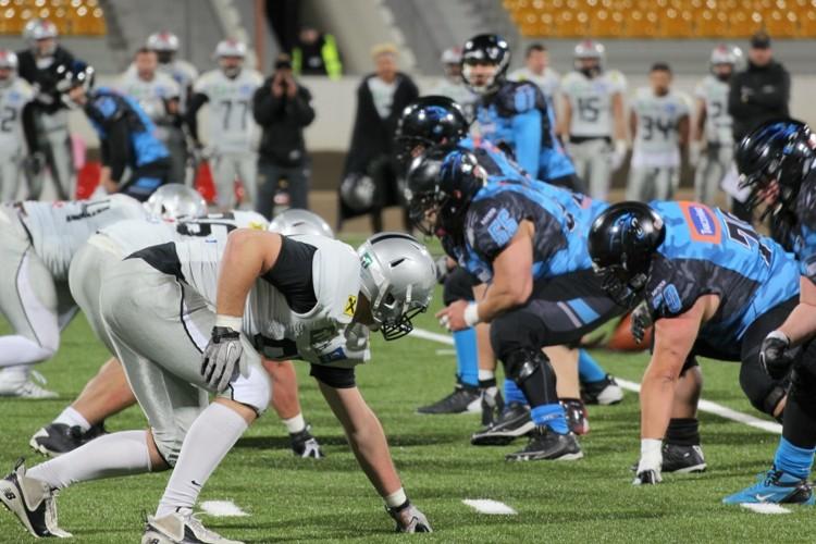 Piątkowe światła stadionów - Panthers podejmują Falcons