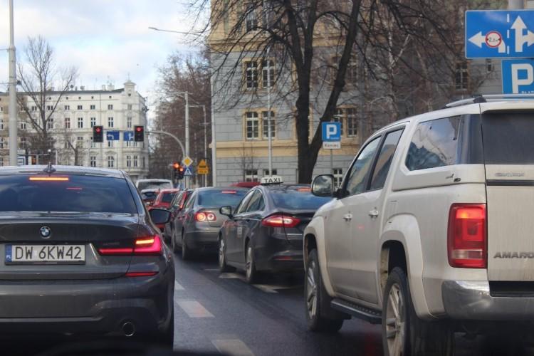 Wrocław najwolniejszym miastem Polski. Jest raport!