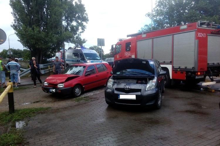 Groźna kolizja na mostach Chrobrego. Interweniowała straż pożarna [ZDJĘCIA]