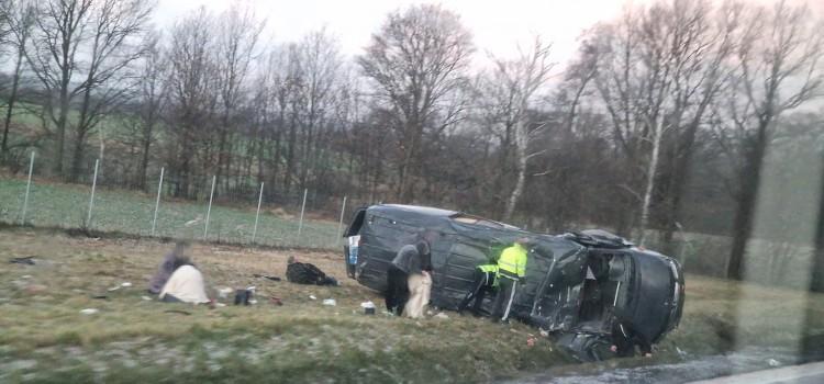 Bus wypadł z drogi na A4. Sześć osób rannych, utrudnienia w kierunku Wrocławia