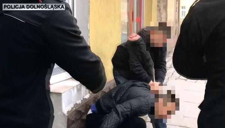 25-letni oszust z Internetu wpadł w ręce wrocławskich policjantów [ZDJĘCIA]