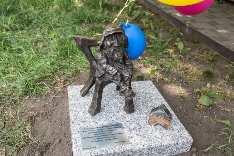 Wrocławianie zrzucili się na krasnala dla pana Kazimierza. Już stoi przy Piastowskiej [ZDJĘCIA]